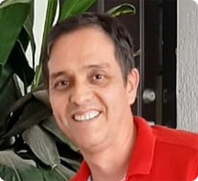 Rafa Mata, contante y toca el �rgano en la Parroquia de la Sagrada Familia en Culiac�n.